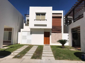 HERMOSA CASA EN FRACC PRIVADO CON ALBERCA ID RV-